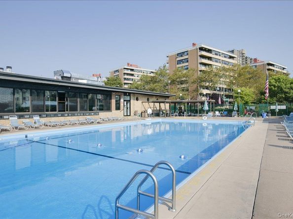 7-04 166th Street 9A, Beechhurst NY 11357