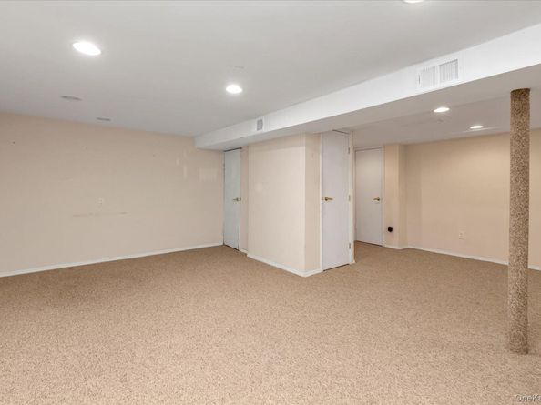 6 Karen Avenue, Plainview NY 11803