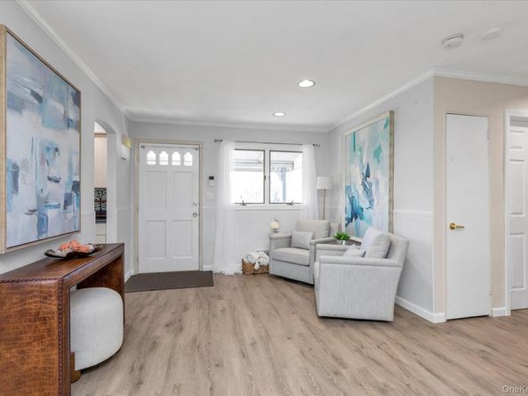 6 Karen Avenue, Plainview NY 11803