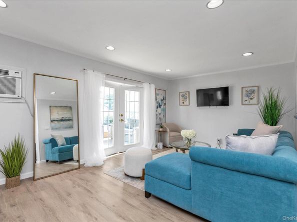 6 Karen Avenue, Plainview NY 11803