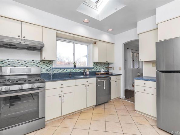 6 Karen Avenue, Plainview NY 11803