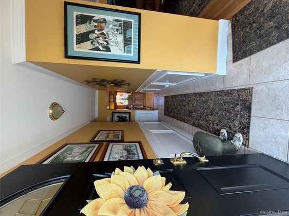 6 Lee Place, Old Bethpage NY 11804