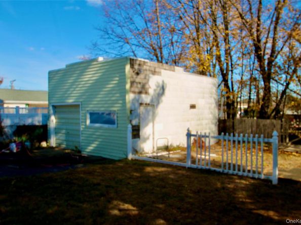 45 Merokee Place, Farmingdale NY 11735