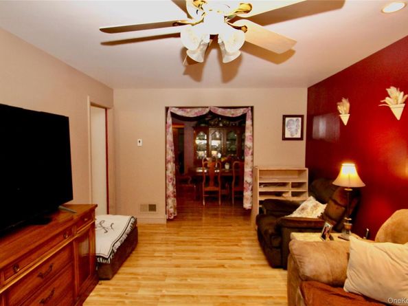 45 Merokee Place, Farmingdale NY 11735