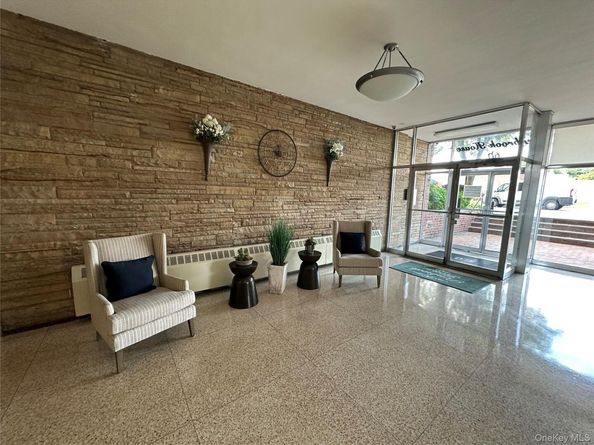 60 Hempstead Avenue 1O, Lynbrook NY 11563