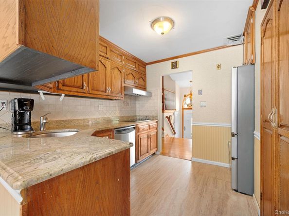 7 Maxwell Drive, Westbury NY 11590