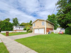7 Maxwell Drive, Westbury NY 11590