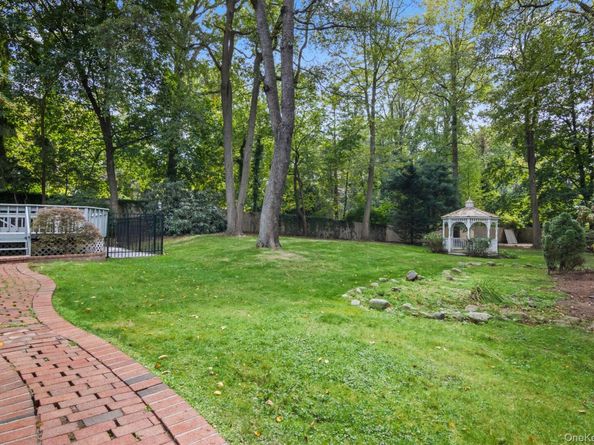17 Bluebird Lane, Huntington NY 11743