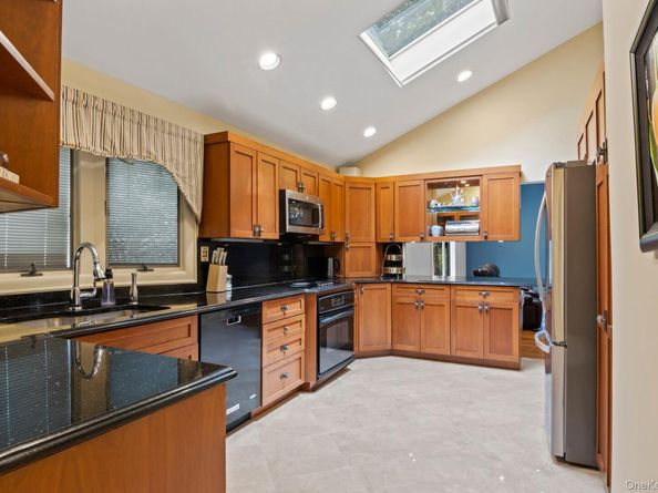 17 Bluebird Lane, Huntington NY 11743
