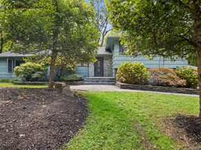 17 Bluebird Lane, Huntington NY 11743