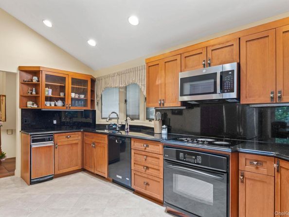 17 Bluebird Lane, Huntington NY 11743