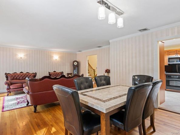 17 Bluebird Lane, Huntington NY 11743