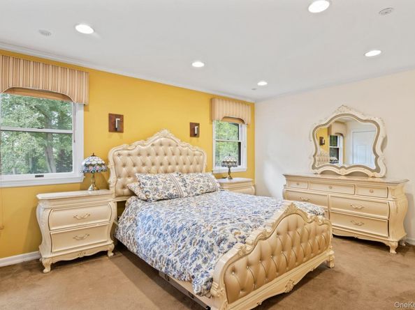 17 Bluebird Lane, Huntington NY 11743