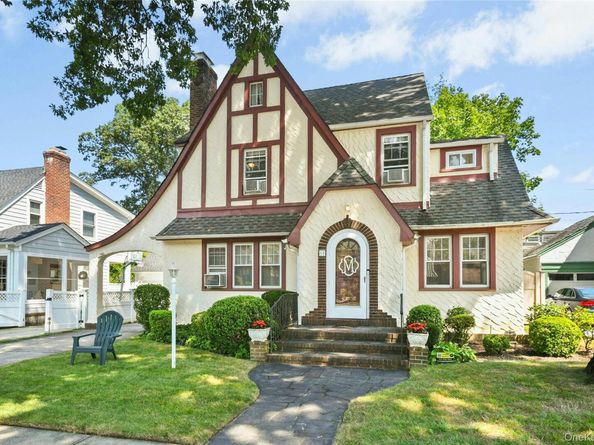 57 Hollywood Court, Rockville Centre NY 11570
