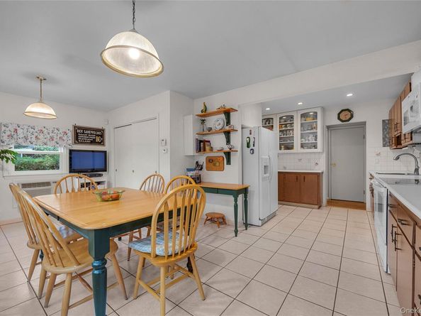 25 Campbell Street, New Hyde Park NY 11040
