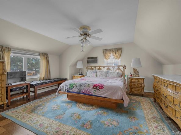 25 Campbell Street, New Hyde Park NY 11040