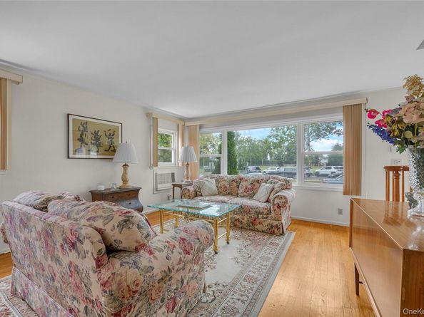 25 Campbell Street, New Hyde Park NY 11040