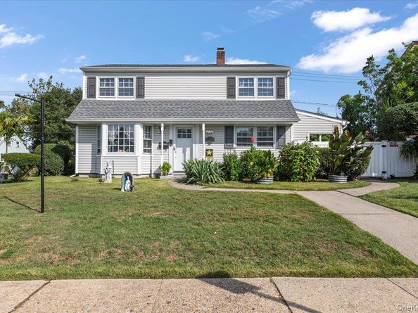 109 Periwinkle Road, Levittown NY 11756