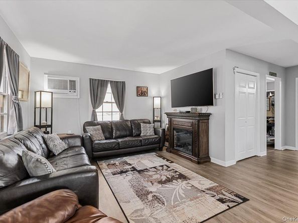 109 Periwinkle Road, Levittown NY 11756