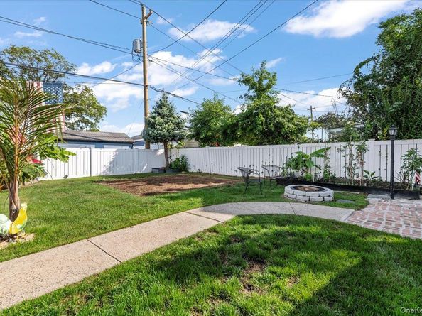 109 Periwinkle Road, Levittown NY 11756