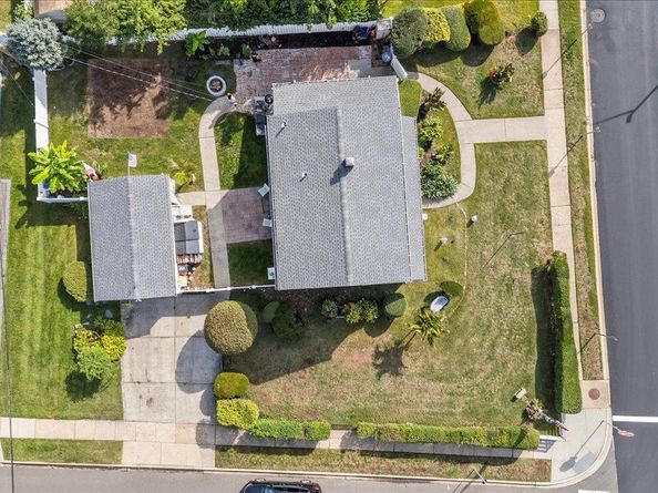 109 Periwinkle Road, Levittown NY 11756