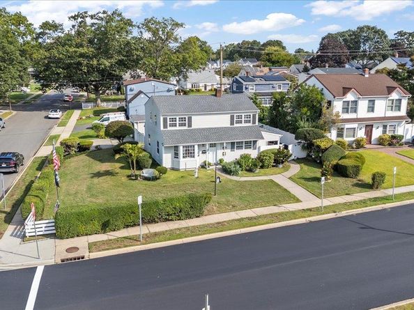 109 Periwinkle Road, Levittown NY 11756