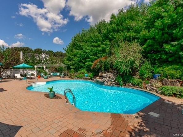 1 Laurel Lane, Holtsville NY 11742