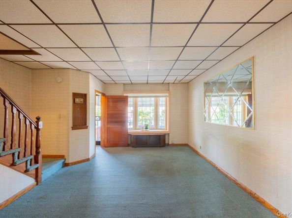 61-41 77 Place, Middle Village NY 11379