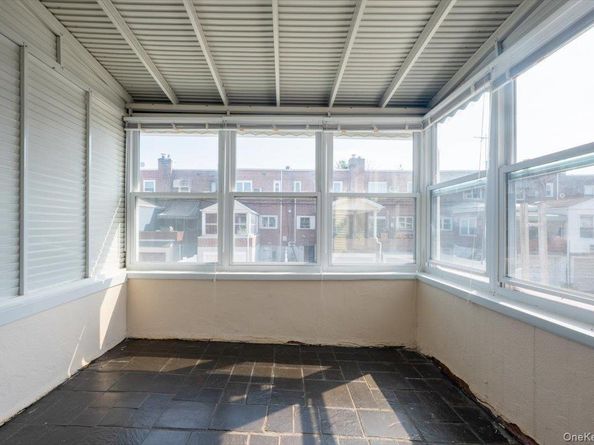 61-41 77 Place, Middle Village NY 11379