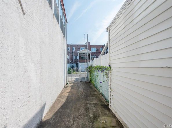 61-41 77 Place, Middle Village NY 11379