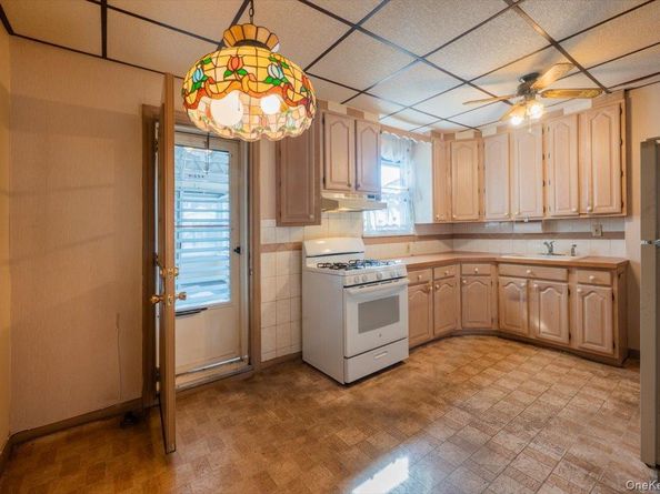 61-41 77 Place, Middle Village NY 11379