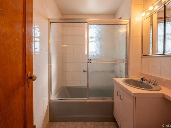 61-41 77 Place, Middle Village NY 11379