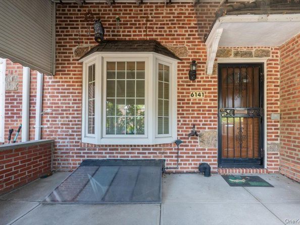61-41 77 Place, Middle Village NY 11379