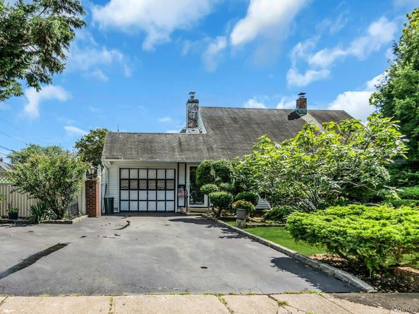 2 Chase Lane, Levittown NY 11756