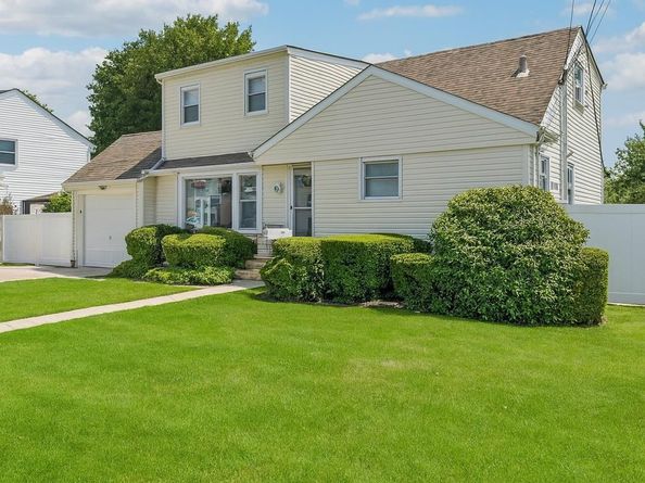 452 15th Street, West Babylon NY 11704