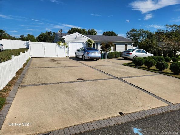 53 Drake Avenue, Bellport NY 11713