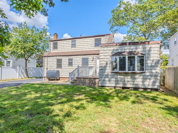 196 S Broome Avenue, Lindenhurst NY 11757