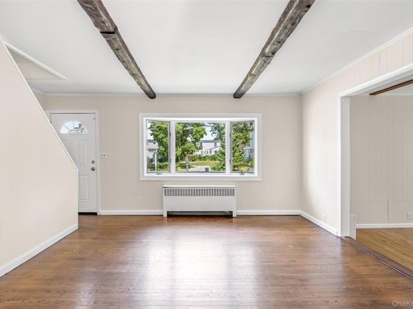 196 S Broome Avenue, Lindenhurst NY 11757