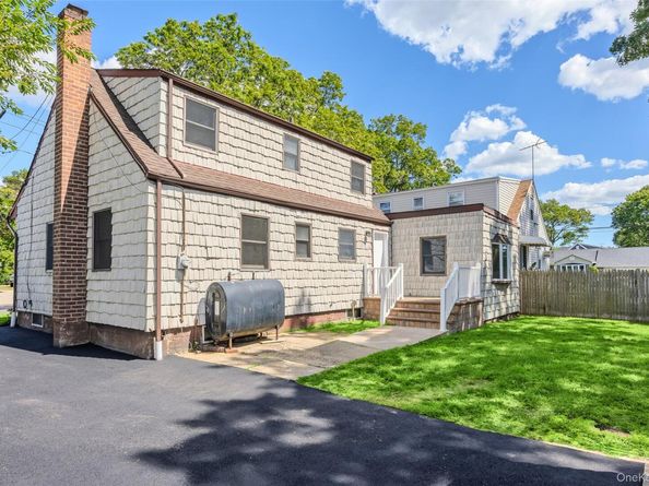 196 S Broome Avenue, Lindenhurst NY 11757