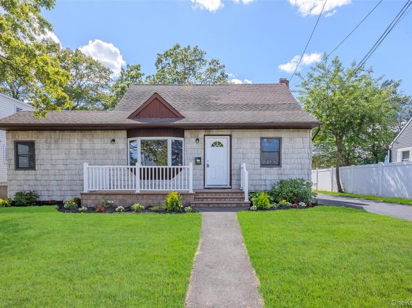 196 S Broome Avenue, Lindenhurst NY 11757