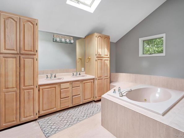 39 Fleets Cove Road, Huntington NY 11743