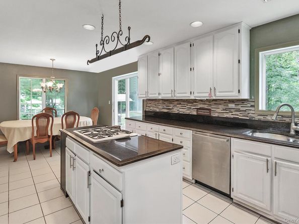 39 Fleets Cove Road, Huntington NY 11743