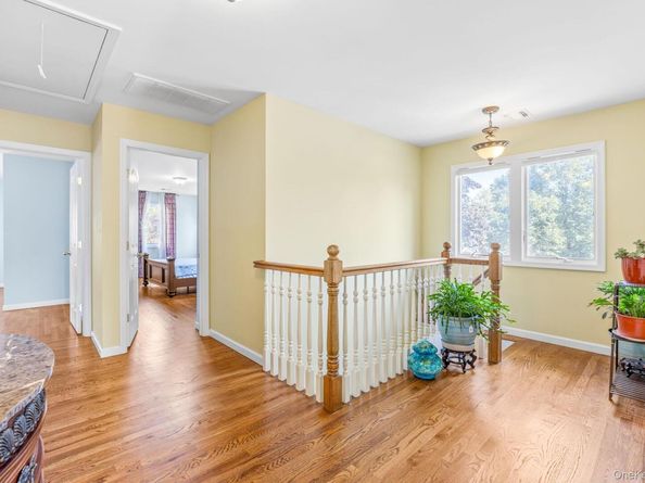 18 Rose Lane, New Hyde Park NY 11040