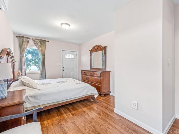 18 Rose Lane, New Hyde Park NY 11040