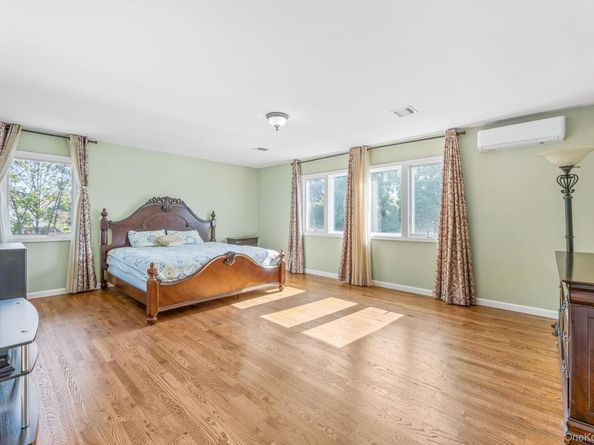 18 Rose Lane, New Hyde Park NY 11040