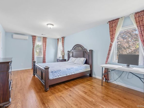 18 Rose Lane, New Hyde Park NY 11040