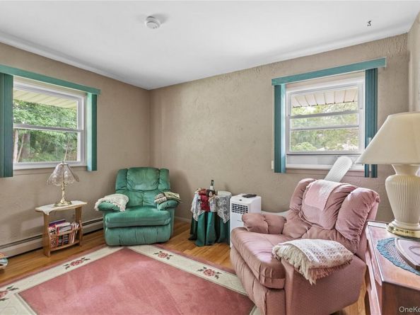 18 Sterling Place, Sayville NY 11782