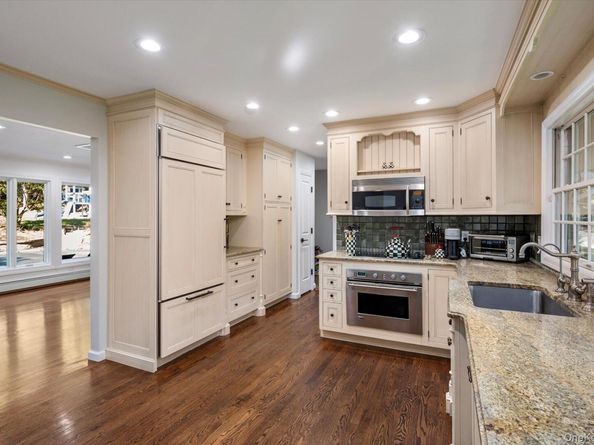16 Tuxedo Drive, Melville NY 11747