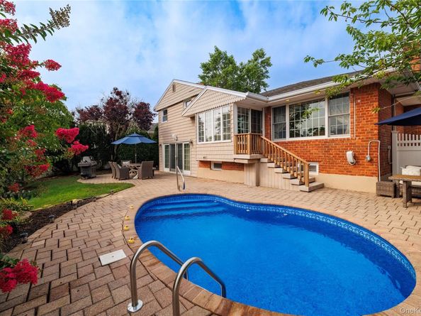 2863 Harbor Road, Merrick NY 11566
