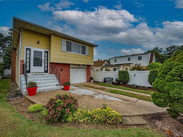 15 Major Road, Massapequa NY 11758